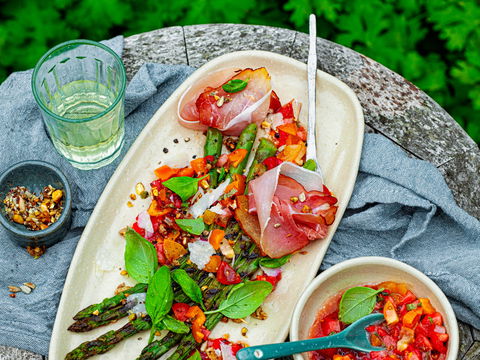 Fruchtiger Grill-Traum: Knackiger grüner Spargel vom Rost mit spritzig-süßer Erdbeer-Salsa