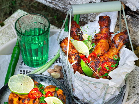 Feurig, zart & intensiv: Diese karibischen Hähnchen-Drumsticks mit Süßkartoffeln sind der beste Start in die Woche