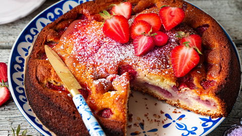 Alles Liebe zum Muttertag: Diese Joghurt-Erdbeertorte begeistert Mama