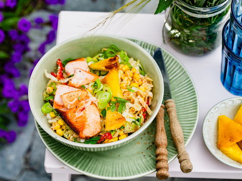 Karibik-Feeling vom Rost: Dieser leichte Kokos-Krautsalat mit gegrillter Ananas schmeckt nach Sommerurlaub