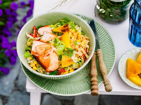 Karibik-Feeling vom Rost: Dieser leichte Kokos-Krautsalat mit gegrillter Ananas schmeckt nach Sommerurlaub