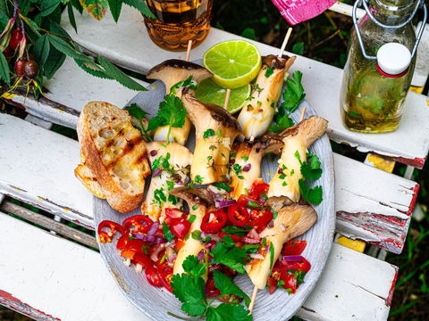 Saftiges Veggie-Glück vom Rost: Würzige Kräuterseitling-Spieße mit spritzig-scharfer Tomaten-Salsa