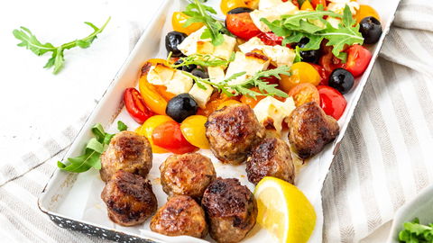 Schnelles Feierabend-Glück: Saftige mediterrane Hackbällchen vom Blech mit geschmolzenem Feta