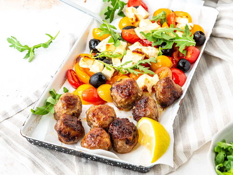 Schnelles Feierabend-Glück: Saftige mediterrane Hackbällchen vom Blech mit geschmolzenem Feta
