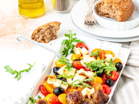 Schnelles Feierabend-Glück: Saftige mediterrane Hackbällchen vom Blech mit geschmolzenem Feta