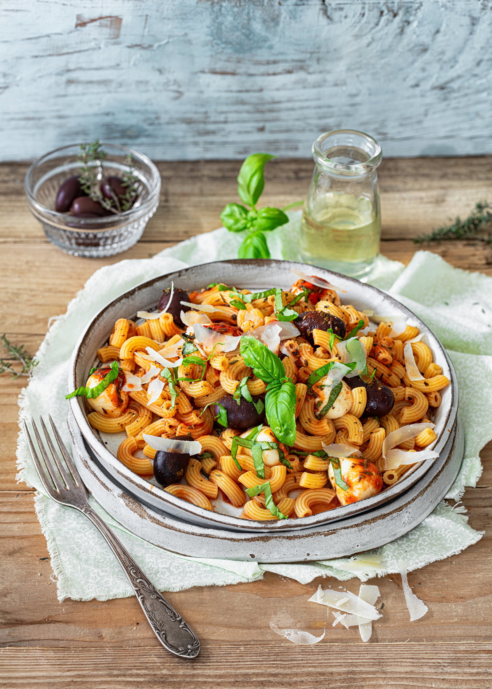 Sommer-Vibes trotz Grau-Wetter: Mediterraner Nudelsalat, der gute Laune macht