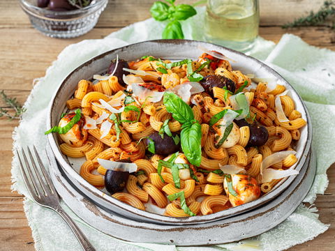 Sommer-Vibes trotz Grau-Wetter: Mediterraner Nudelsalat, der gute Laune macht