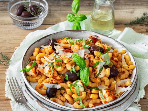 Sommer-Vibes trotz Grau-Wetter: Mediterraner Nudelsalat, der gute Laune macht