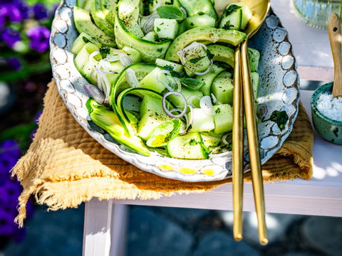 In nur 20 Minuten fertig: Dieser erfrischende Melonen-Gurken-Salat mit Avocado stiehlt jedem Grillgut die Show