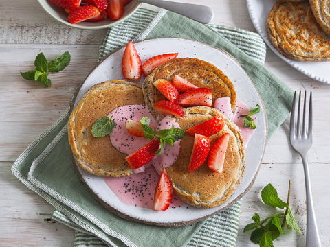 Fluffiges Pfingst-Frühstück: Protein-Pancakes mit Mohn und frischen Erdbeeren