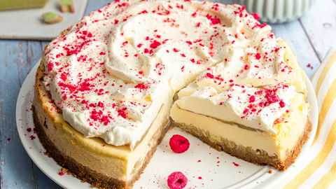 Vergessen Sie klassischen Mürbeteig: Dieser Rhabarber-Käsekuchen setzt auf einen genialen Knusper-Boden