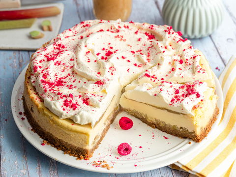 Vergessen Sie klassischen Mürbeteig: Dieser Rhabarber-Käsekuchen setzt auf einen genialen Knusper-Boden