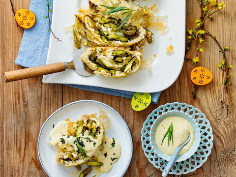 Festlicher Frühlings-Genuss: Knuspriger grüner Spargel-Strudel mit pikanter Kräuter-Senfsauce 