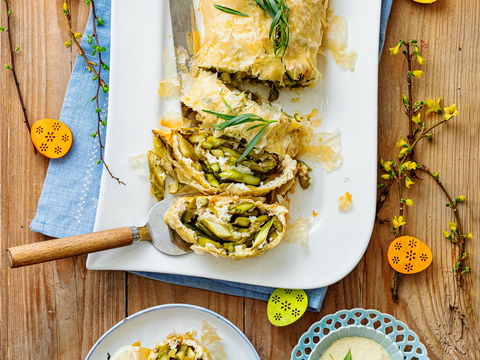 Festlicher Frühlings-Genuss: Knuspriger grüner Spargel-Strudel mit pikanter Kräuter-Senfsauce