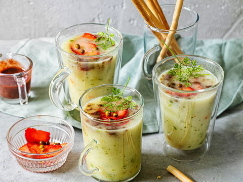 Das ultimative Frühlings-Duo: Cremiges Spargelsüppchen mit überraschendem Erdbeer-Pesto 