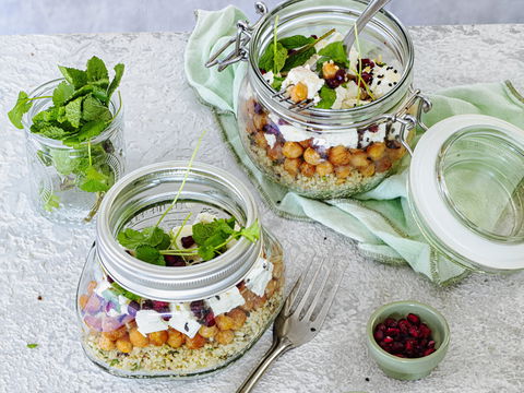 Cholesterin natürlich senken: Orientalischer Couscous-Salat mit Knusper-Kichererbsen