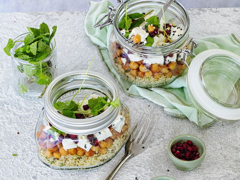 Cholesterin natürlich senken: Orientalischer Couscous-Salat mit Knusper-Kichererbsen