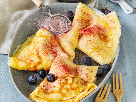 Verwöhn-Frühstück unter der Woche: Luftige Crêpes mit zellschützender Kaffee-Blaubeercreme