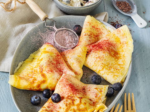 Verwöhn-Frühstück unter der Woche: Luftige Crêpes mit zellschützender Kaffee-Blaubeercreme