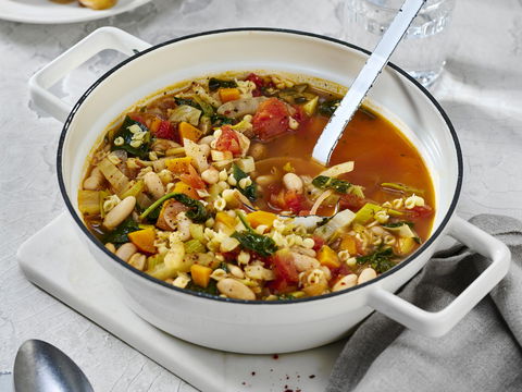 Urlaub auf dem Löffel: Kalorienarme mediterrane Gemüsesuppe für eine leichte Verdauung