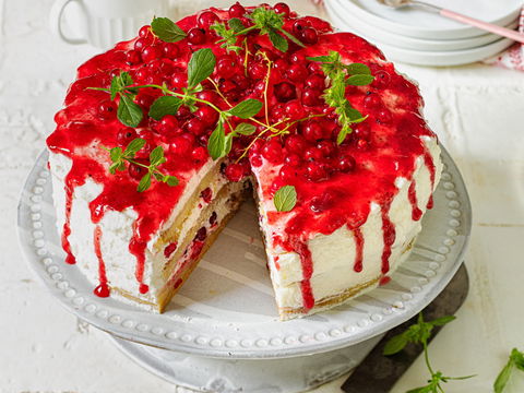 Sommer-Rezept für eine cremige vegane Johannisbeer-Torte