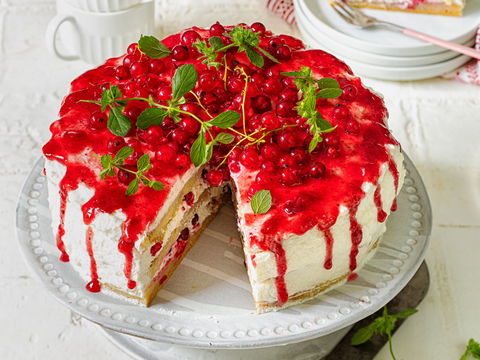 Sommer-Rezept für eine cremige vegane Johannisbeer-Torte
