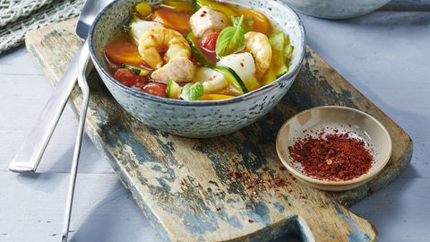 Leicht & bekömmlich: Geniale 25-Minuten-Fischsuppe mit buntem Gemüse für heiße Tage