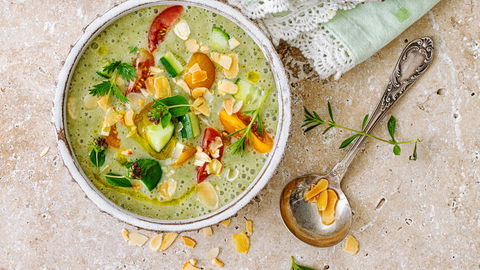 Schlank durch die Hitze: Erfrischende Gurken-Joghurt-Suppe mit nur 133 Kalorien
