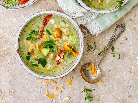 Schlank durch die Hitze: Erfrischende Gurken-Joghurt-Suppe mit nur 133 Kalorien
