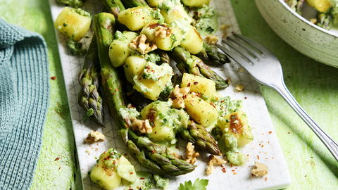 Schnelles Pfannen-Rezept: So gelingen Gnocchi mit gesundem Ofenspargel