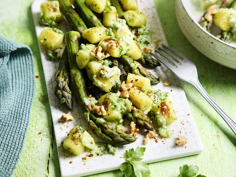 Schnelles Pfannen-Rezept: So gelingen Gnocchi mit gesundem Ofenspargel
