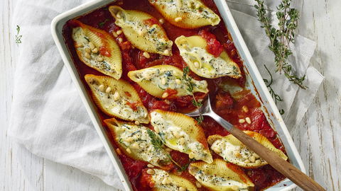 Italienischer Wohlfühl-Genuss: Gefüllte Muschelnudeln auf fruchtiger Tomatensoße mit Zucchini-Ricotta-Kern