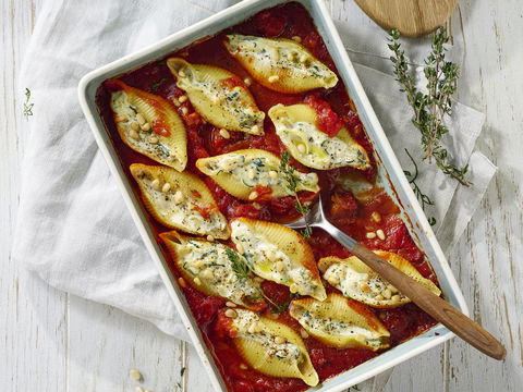Italienischer Wohlfühl-Genuss: Gefüllte Muschelnudeln auf fruchtiger Tomatensoße mit Zucchini-Ricotta-Kern