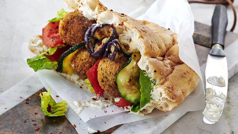 Genialer Streetfood-Klassiker: Knuspriges Falafel-Sandwich mit gegrilltem Gemüse und cremiger Sesamsauce