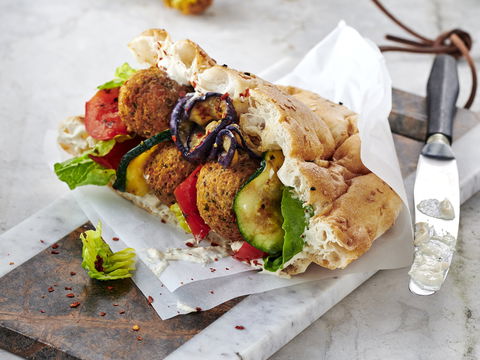 Genialer Streetfood-Klassiker: Knuspriges Falafel-Sandwich mit gegrilltem Gemüse und cremiger Sesamsauce