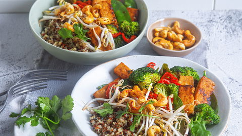Leicht, knackig, proteinreich: Asiatische Quinoa-Gemüse-Bowl mit goldbraun gebratenem Tempeh