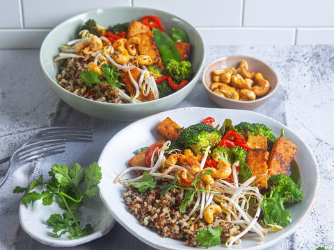 Leicht, knackig, proteinreich: Asiatische Quinoa-Gemüse-Bowl mit goldbraun gebratenem Tempeh
