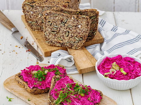 Kernige Basis, feine Note: Ballaststoffbrot mit Rote-Bete-Aufstrich