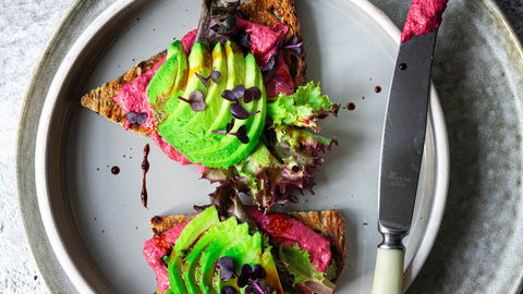 Die 15-Minuten-Lunch-Diät: Knusprige Avocado-Stulle mit kalorienarmem Rote-Bete-Hummus