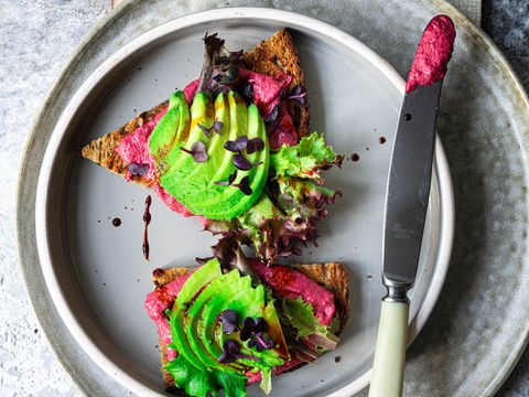 Die 15-Minuten-Lunch-Diät: Knusprige Avocado-Stulle mit kalorienarmem Rote-Bete-Hummus