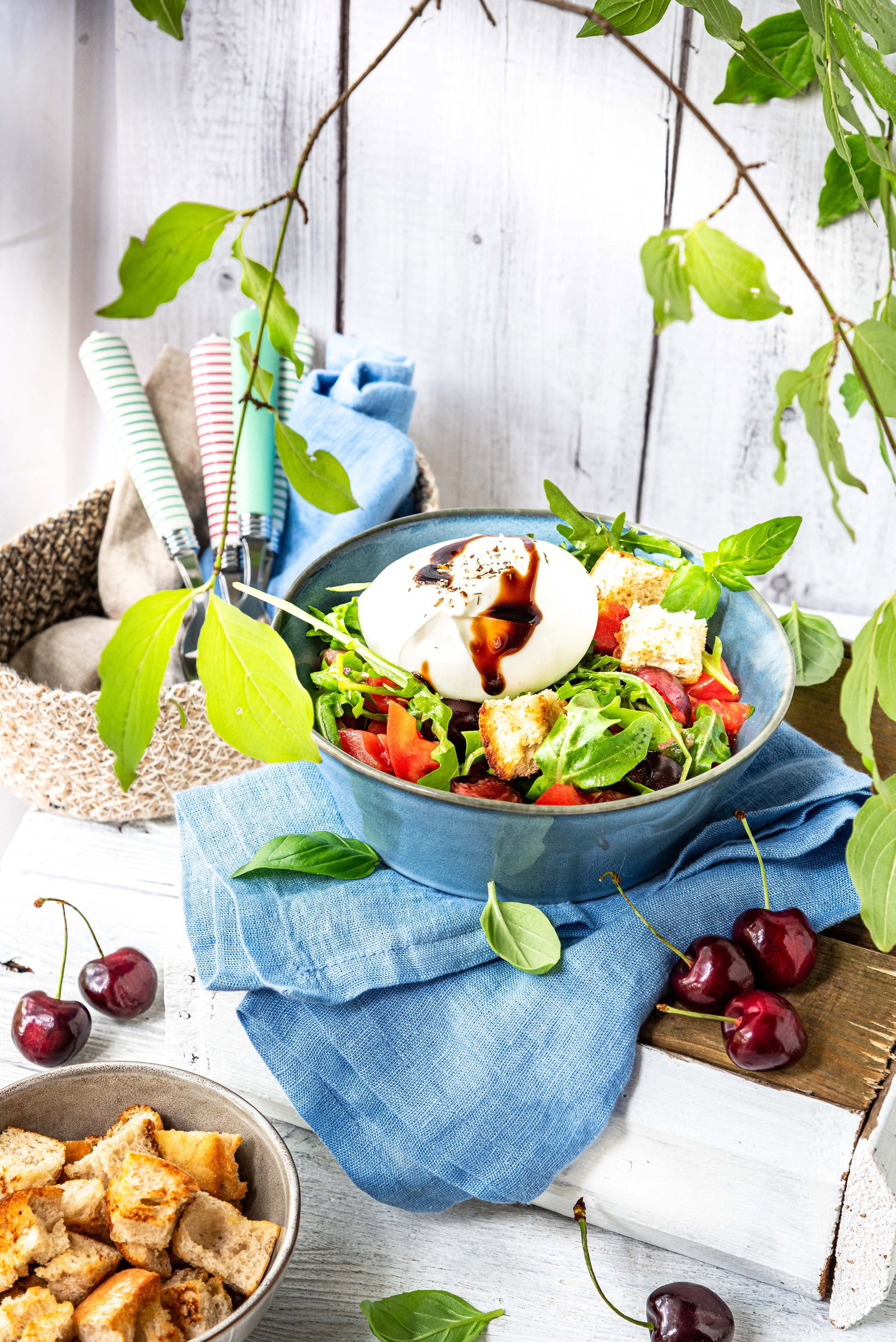 Sündhaft lecker, aber leicht: Das Rezept für Summertime-Panzanella mit Kirschen