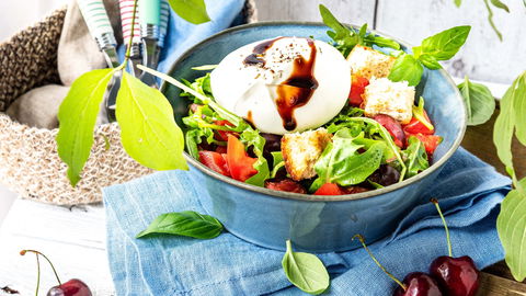 Sündhaft lecker, aber leicht: Das Rezept für Summertime-Panzanella mit Kirschen