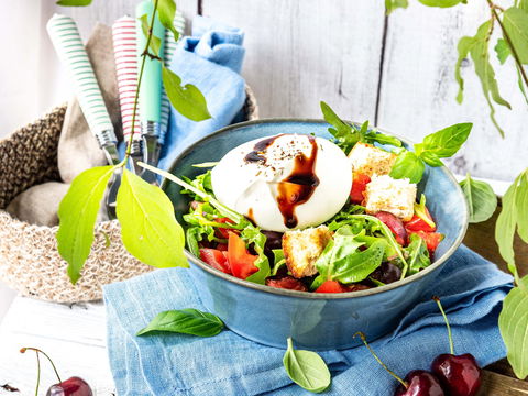 Sündhaft lecker, aber leicht: Das Rezept für Summertime-Panzanella mit Kirschen