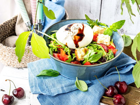 Sündhaft lecker, aber leicht: Das Rezept für Summertime-Panzanella mit Kirschen
