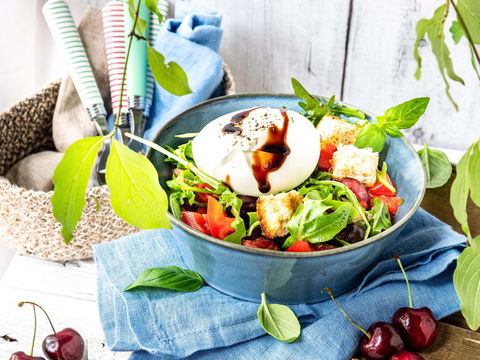 Sündhaft lecker, aber leicht: Das Rezept für Summertime-Panzanella mit Kirschen