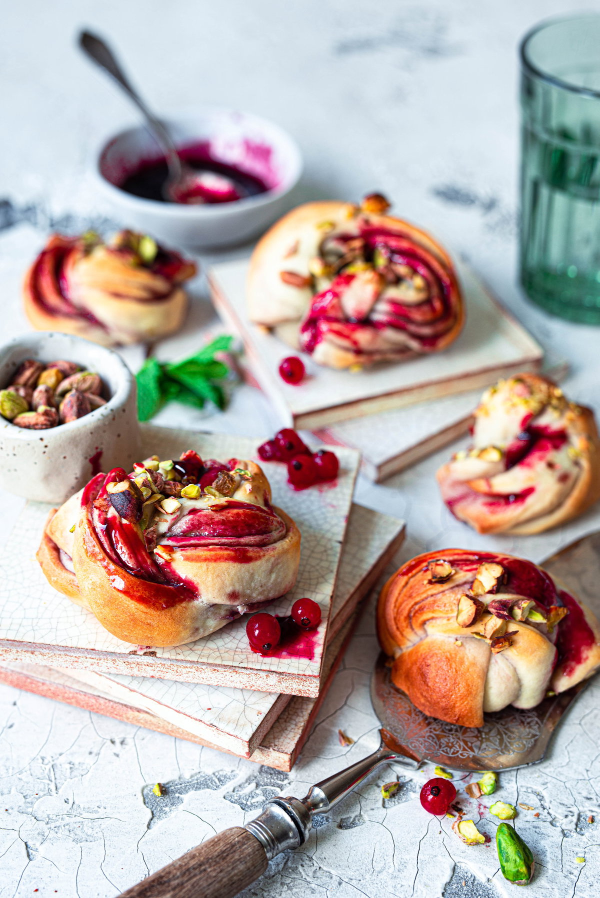 Mini-Hefezopf-Kugeln mit Johannisbeeren