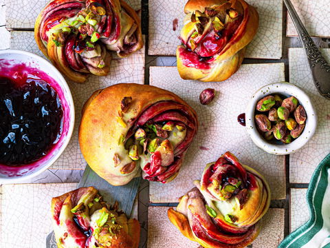 Fruchtiges Hefegebäck: Das Rezept für Johannisbeer-Kugeln mit Pistazien
