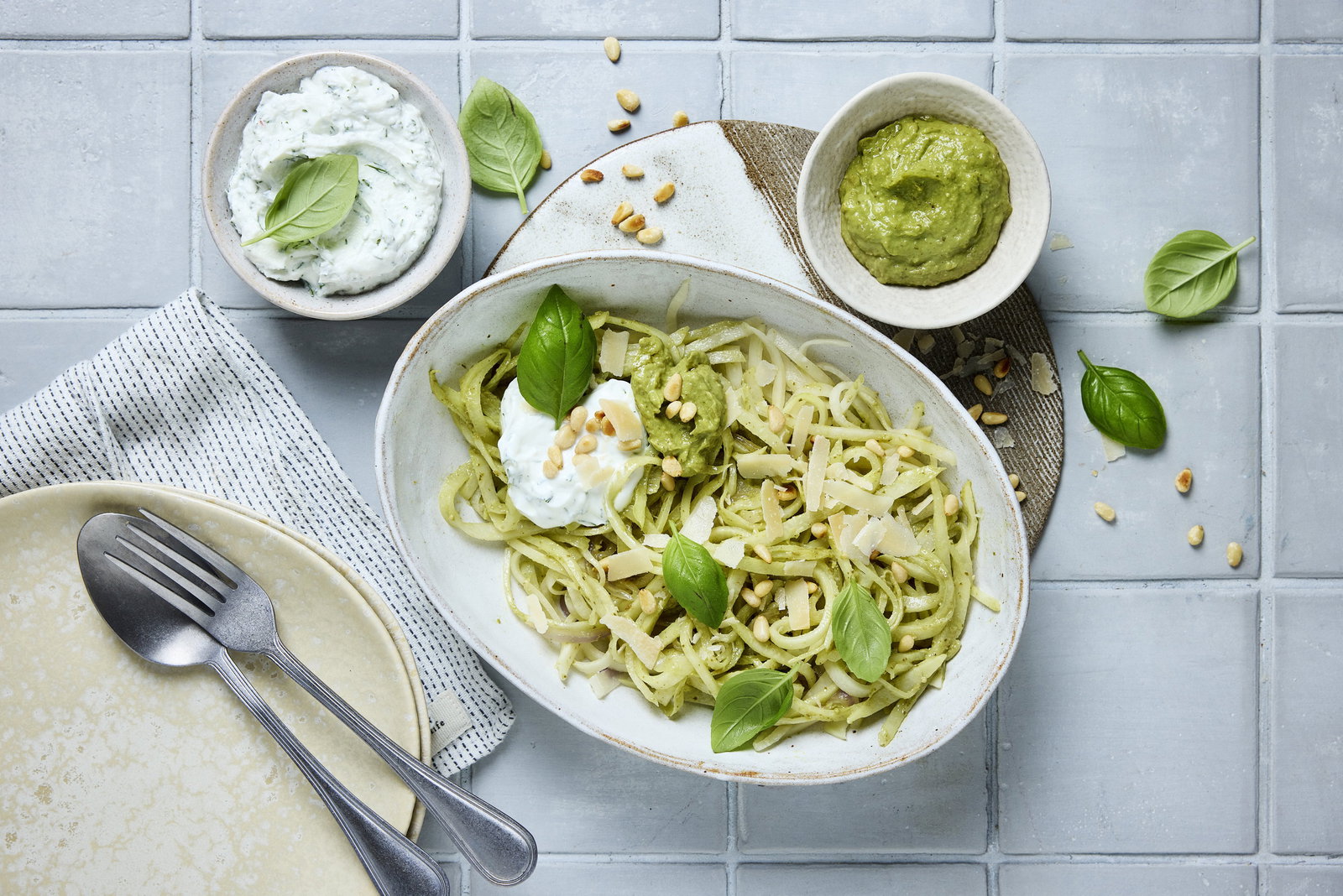 Low Carb und so lecker! Rezept für Kohlrabi-Zoodles mit Avocado-Pesto