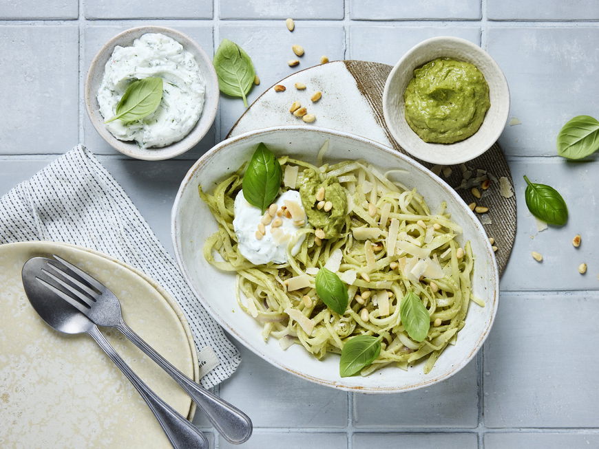 Low Carb und so lecker! Rezept für Kohlrabi-Zoodles mit Avocado-Pesto