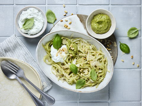 Low Carb und so lecker! Rezept für Kohlrabi-Zoodles mit Avocado-Pesto